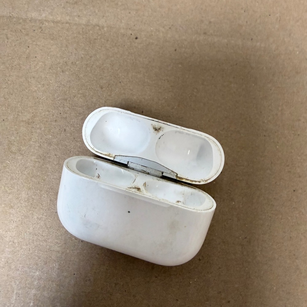 Apple AirPods Pro Charging Case Unisex OS White Fair A2190 Wireless MagSafe